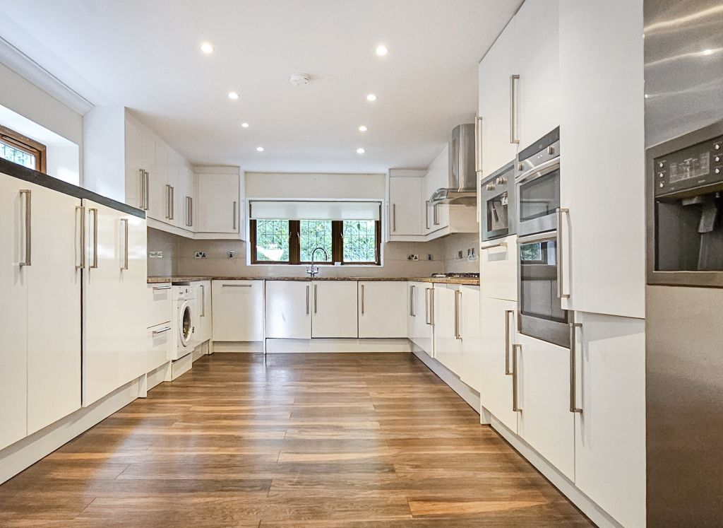 3 bed flat to rent in Woodlands Close, Gerrards Cross SL9, £2,995 pcm