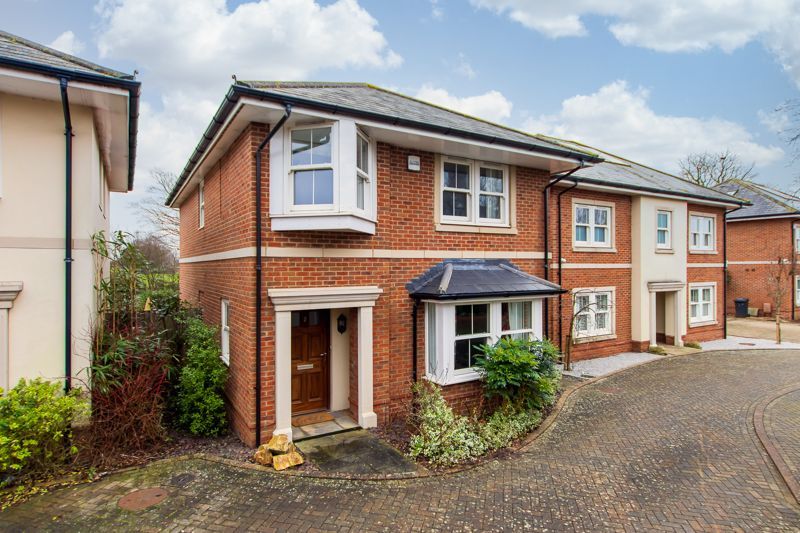 Kings Avenue, Chichester PO19  