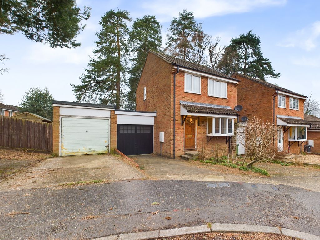 3 bed link detached house for sale in Richmond Close, Whitehill, Bordon