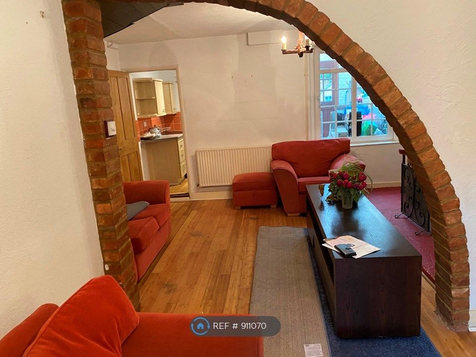 2 bed end terrace house to rent in Vicarage Road, Blackwater, Camberley