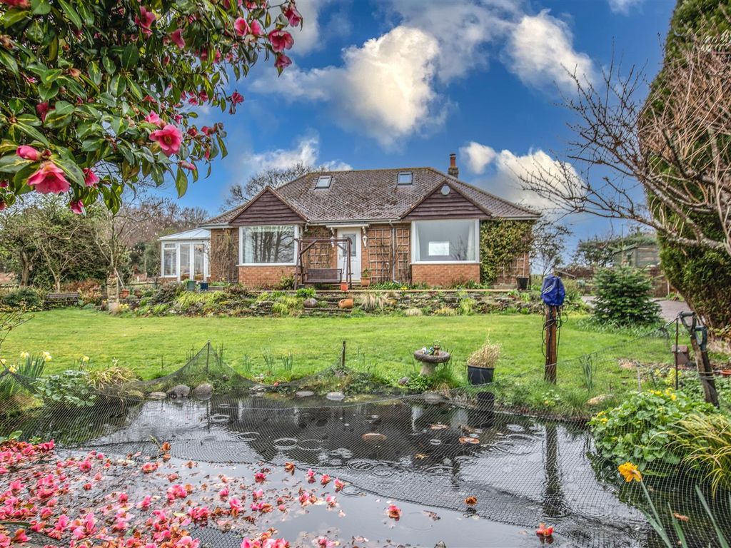 3 bed detached bungalow for sale in Firgrove Road, Cross In Hand