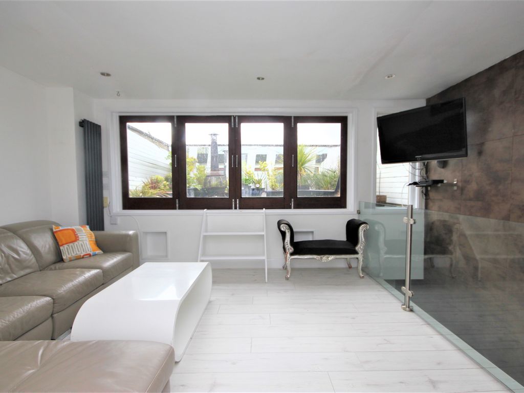 2 bed flat to rent in Hanley Road, London N4, £2,700 pcm Zoopla