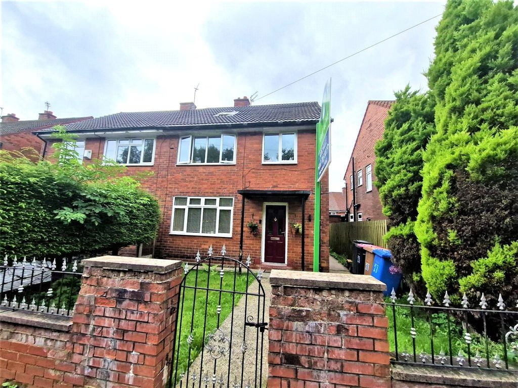 3 bed semidetached house to rent in Grosvenor Road, Worsley