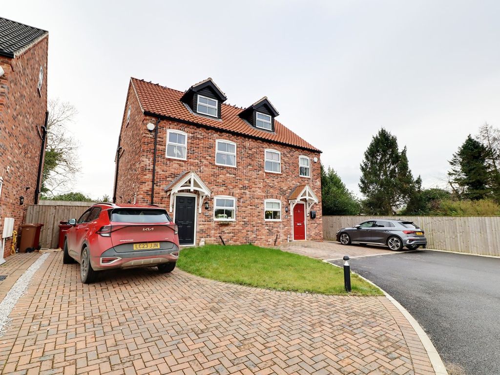 3 bed semidetached house for sale in Oades Close, Crowle DN17, £