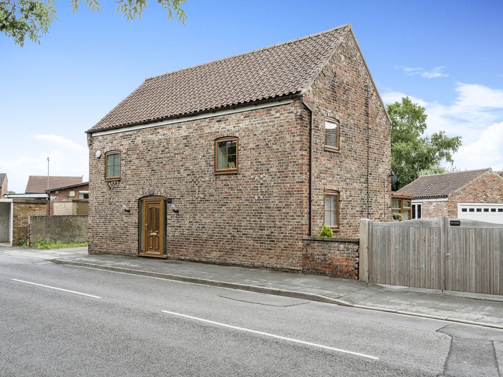 2 bed barn conversion for sale in Main Street, Hatfield Woodhouse DN7