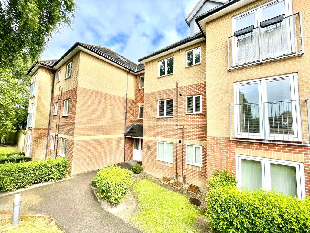 2 bed flat to rent in Craig House, Craig Avenue, Reading, Berkshire