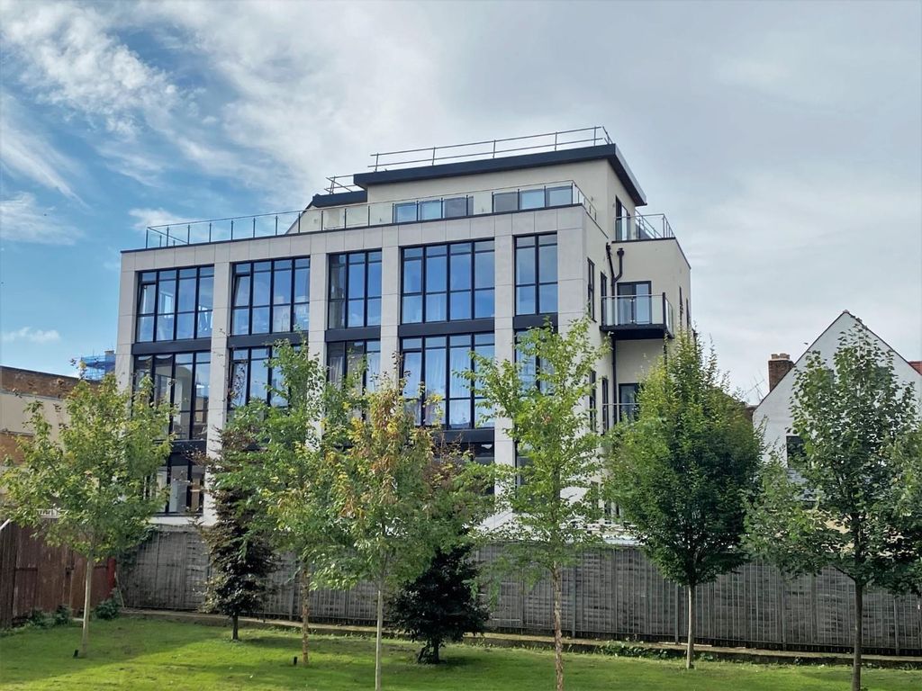 2 bed flat to rent in St. Johns Lane, Gloucester GL1, £1,725 pcm Zoopla