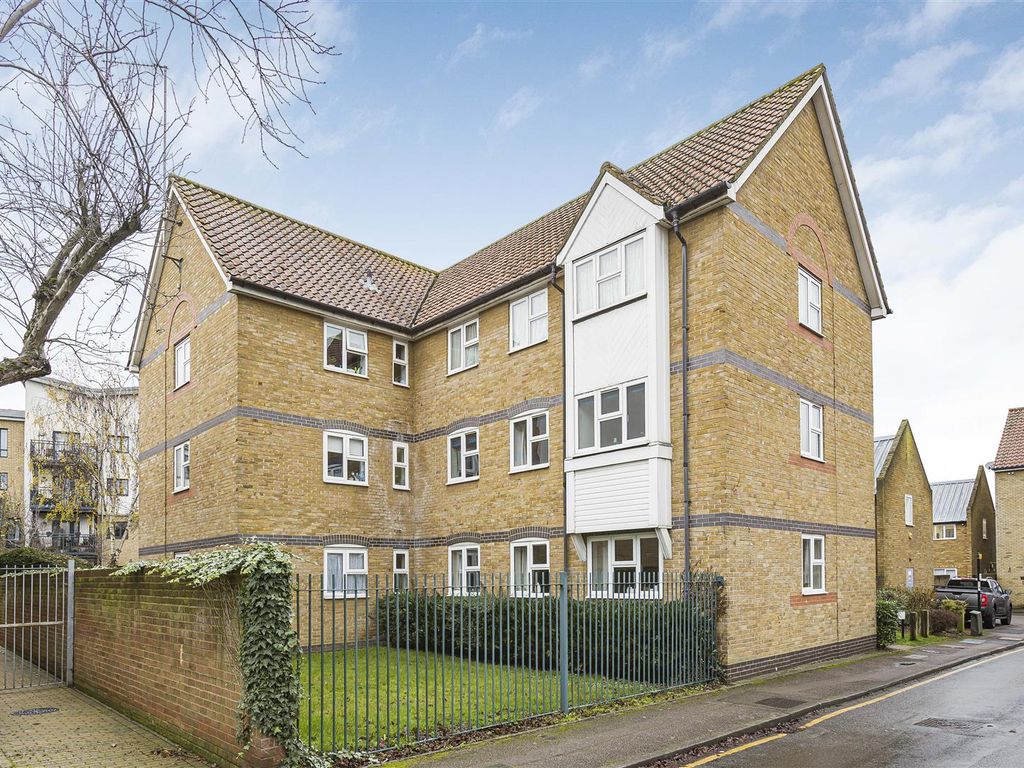 2 bed flat for sale in Priory Court, Priory Street, Hertford SG14, £