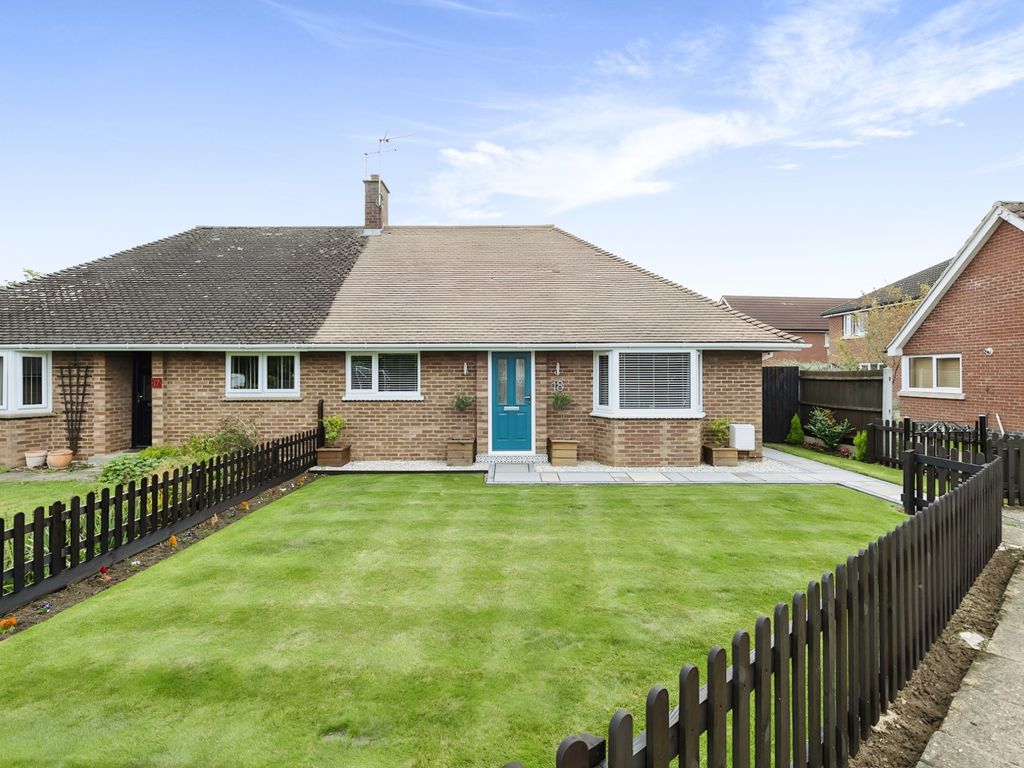3 bed bungalow for sale in Manor Close, Witchford, Ely CB6, £350,000