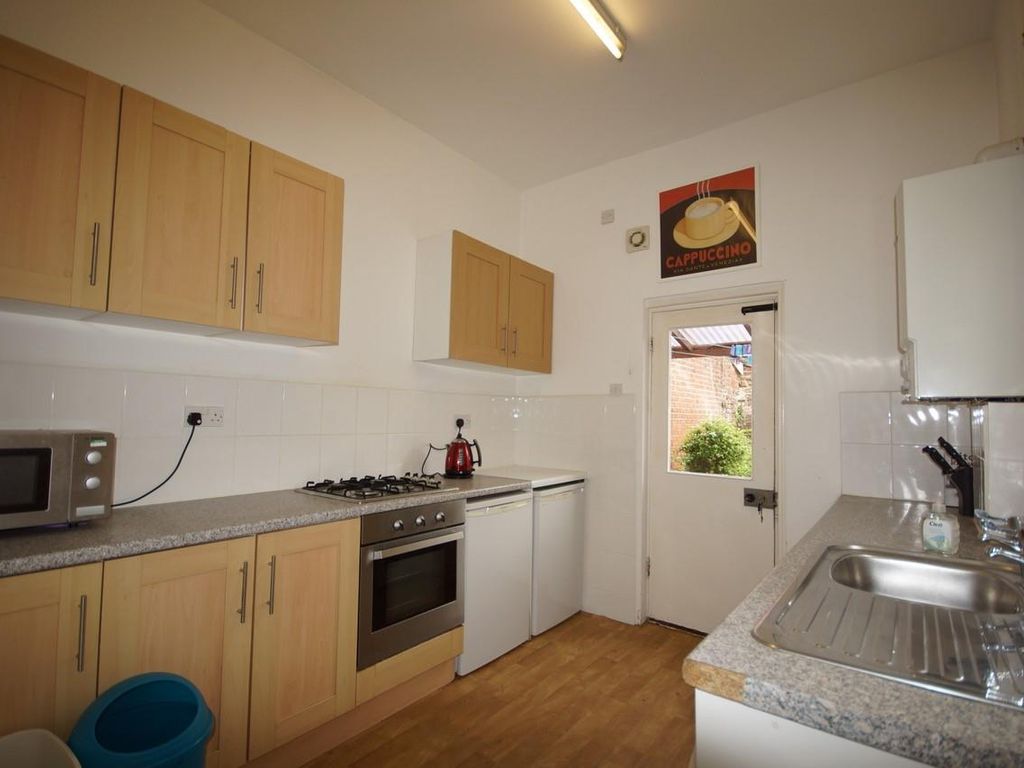 5 bed shared to rent in Lawrence Road, Southsea PO5 Zoopla