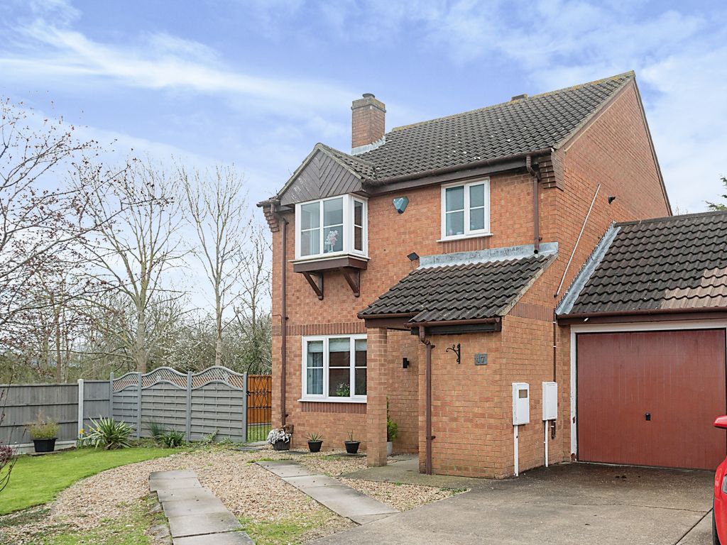 3 bed linkdetached house for sale in Saddlers Place, Downs Barn