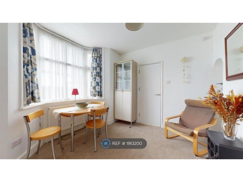 2 bed flat to rent in Sutton Lane, Hounslow TW3, £1,700 pcm Zoopla