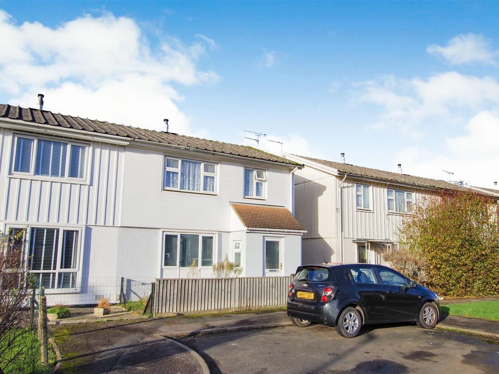 3 bed semidetached house for sale in Wavell Road, Pinehurst, Swindon