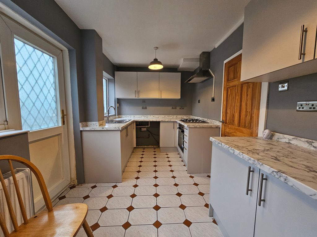 2 bed semidetached house to rent in Clos Gwent, Beddau, Pontypridd