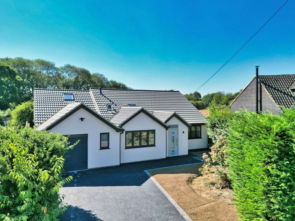 4 bed detached bungalow to rent in Wolverton Road, Newport Pagnell MK14