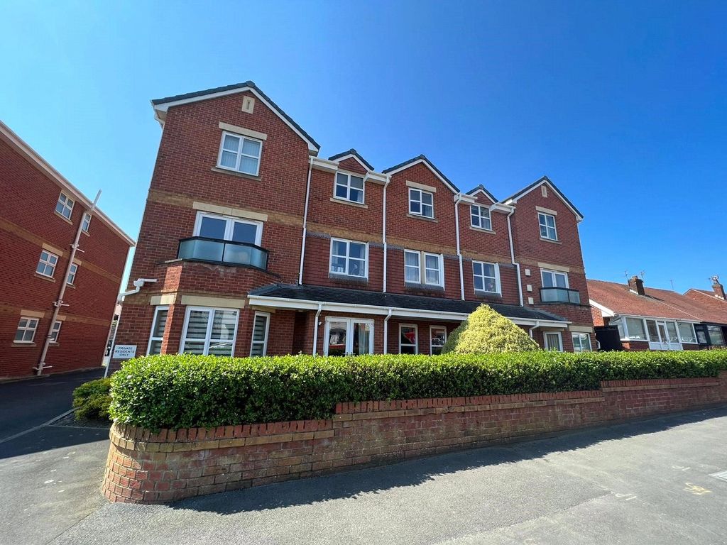 2 bed flat for sale in St. Andrews Road North, Lytham St. Annes FY8, £