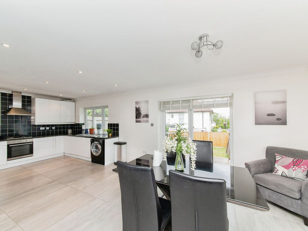 4 bed semidetached house for sale in Wolmer Close, Edgware HA8, £