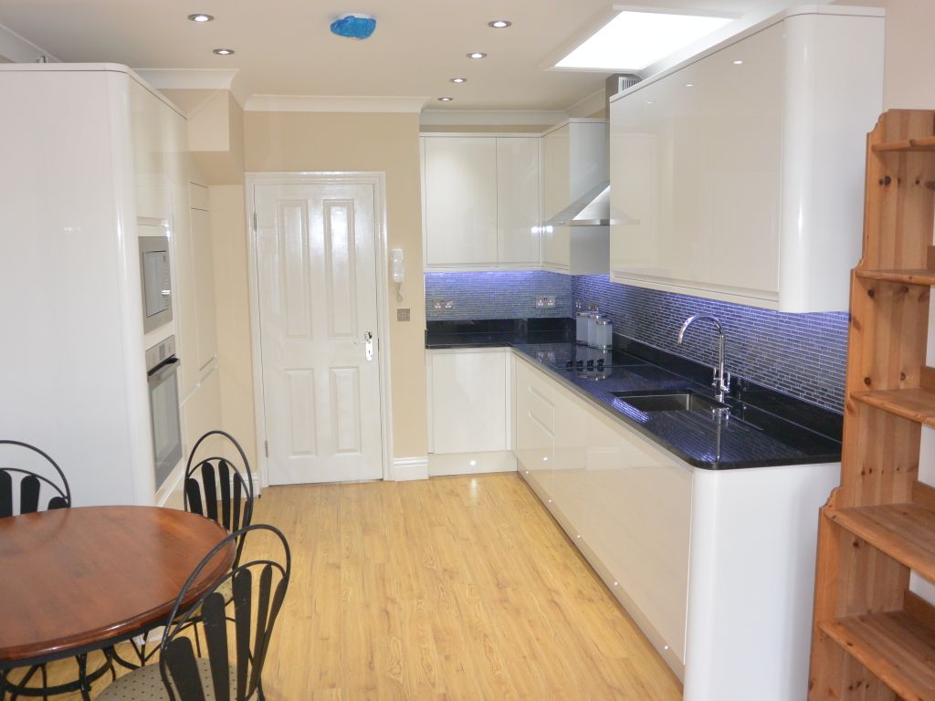 4 bed semidetached house to rent in Sevington Rd, Hendon NW4, £2,600