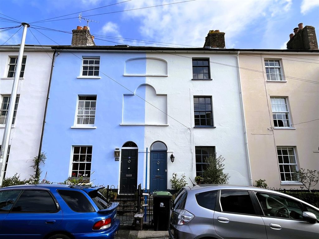4 bed terraced house to rent in Orchard Street, Blandford Forum, Dorset