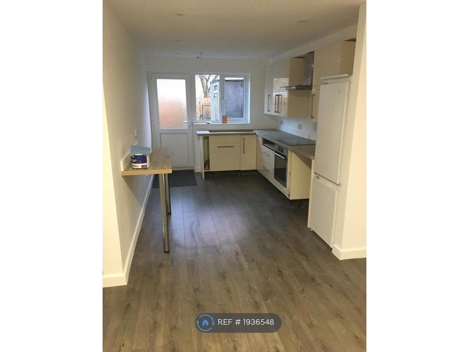 3 bed terraced house to rent in Rothesay Close, Sinfin, Derby DE24, £