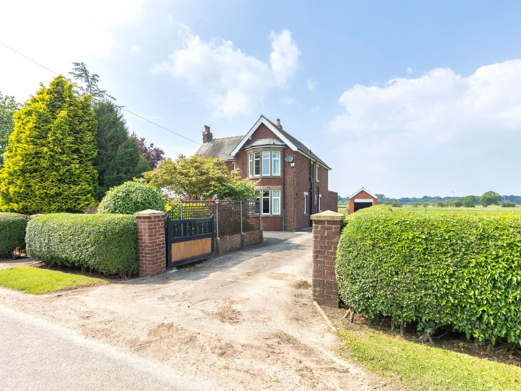 3 bed detached house for sale in Catterall Lane, Catterall PR3, £