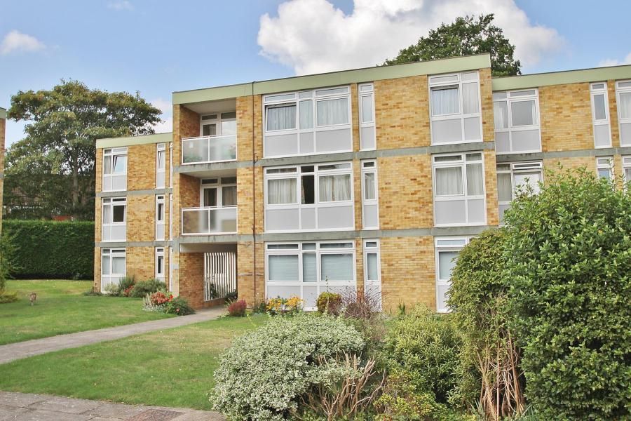 3 bed flat to rent in Laleham Court, Chobham Road, Horsell, Woking GU21