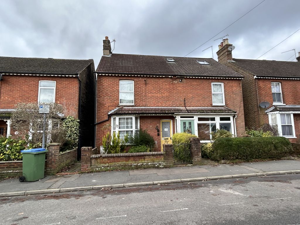 2 bed property for sale in 14 Burford Road, Horsham, West Sussex RH13