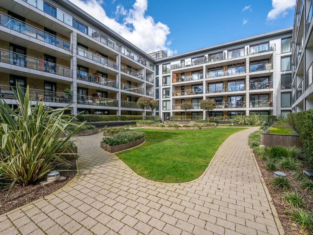 1 bed flat for sale in Knaresborough Drive, Earlsfield, London SW18