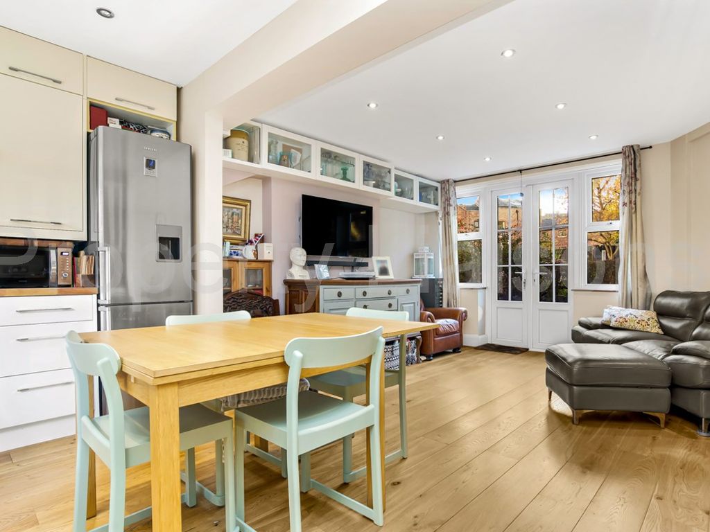 2 bed flat for sale in Riverside Mansions, Milk Yard, Wapping E1W, £575,000 Zoopla