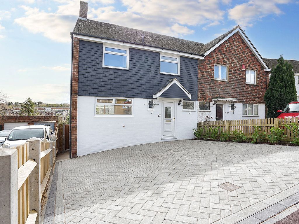 3 bed semidetached house for sale in Downsview, Chatham ME5, £325,000