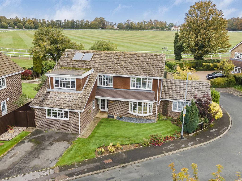 5 bed detached house for sale in Ferndale Close, Newmarket CB8, £