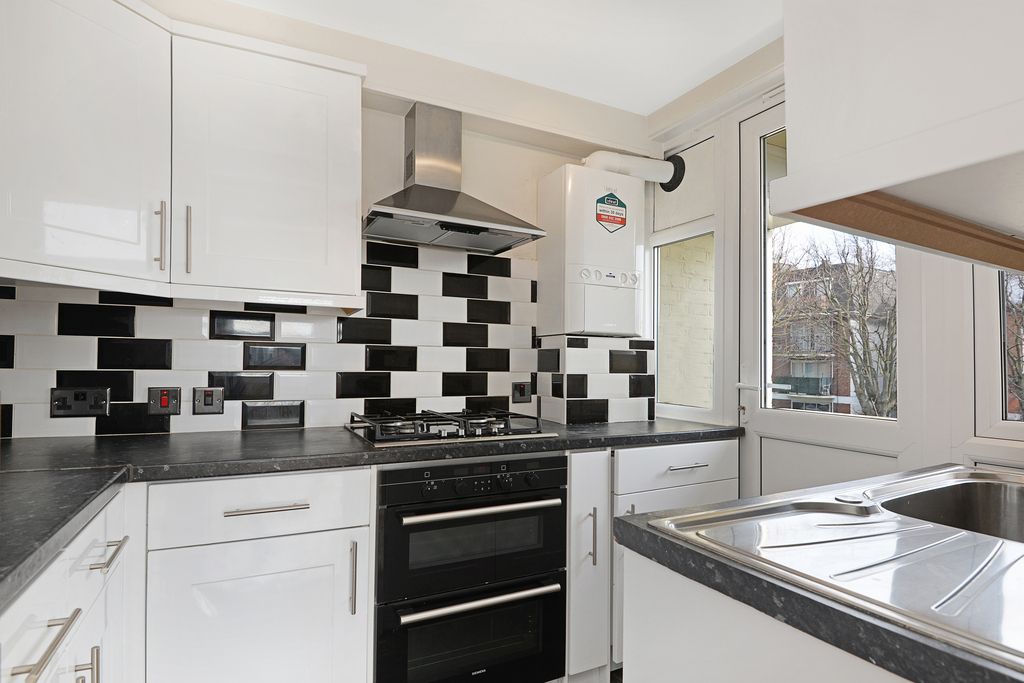 2 bed flat to rent in Edge Hill, London SW19, £1,750 pcm Zoopla