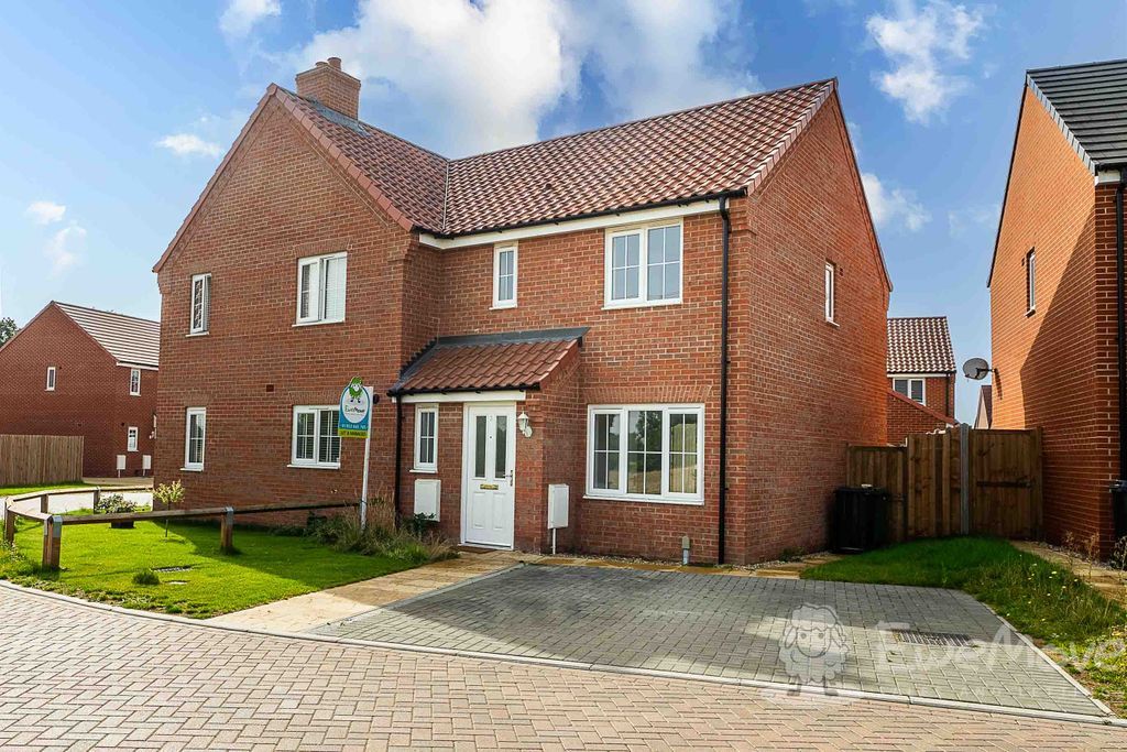 3 bed semidetached house to rent in Hare Crescent, Hethersett, Norwich