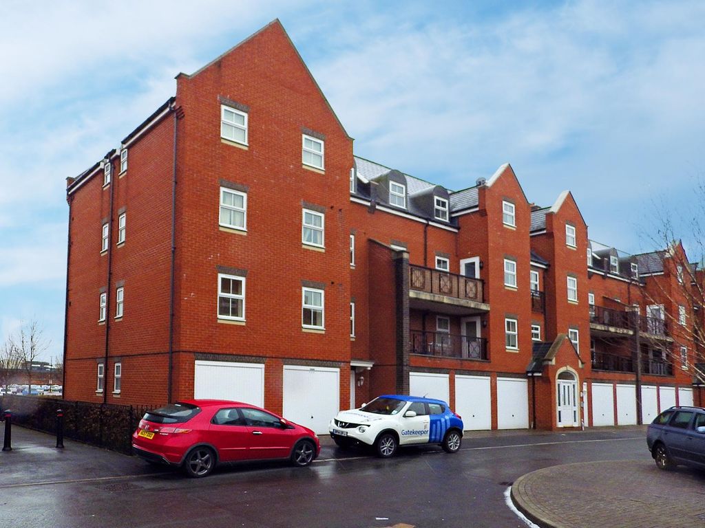 2 bed flat for sale in Lynmouth Road, Swindon, Wiltshire SN2, £160,000