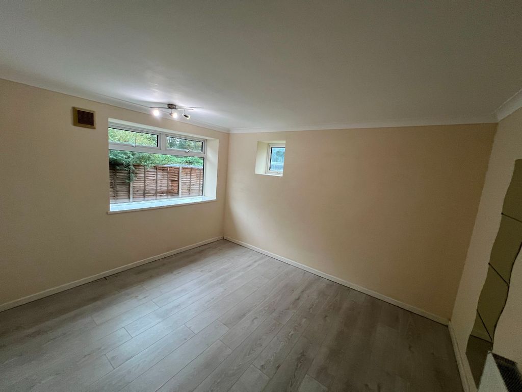 2 bed flat to rent in Chadwell Avenue, Cheshunt, Waltham Cross EN8, £1,450 pcm Zoopla