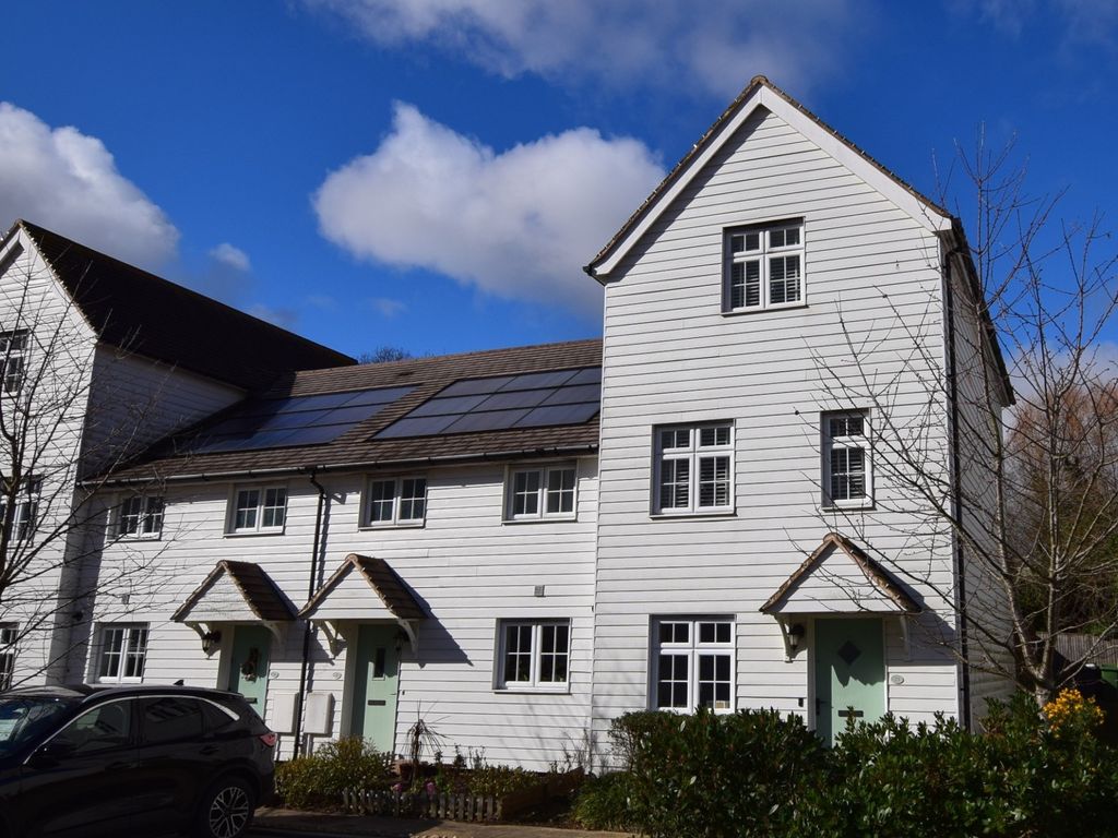 3 bed end terrace house for sale in Lancaster Close, Hamstreet, Ashford