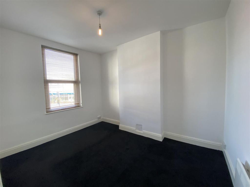 2 bed flat to rent in Regent Street, Kingswood, Bristol BS15, £1,100