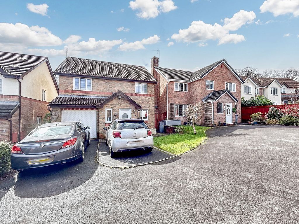 4 bed detached house for sale in Dean Court, Henllys NP44, £280,000