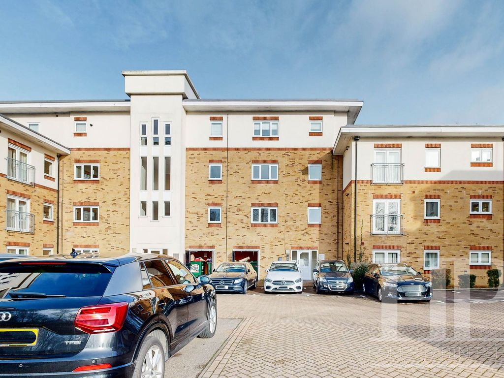 2 bed flat to rent in Rathlin Road, Crawley RH11, £1,350 pcm Zoopla