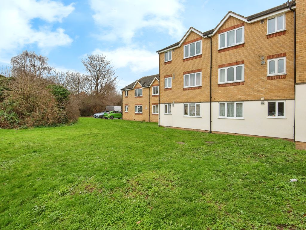 2 bed flat for sale in Redford Close, Feltham TW13, £275,000 Zoopla