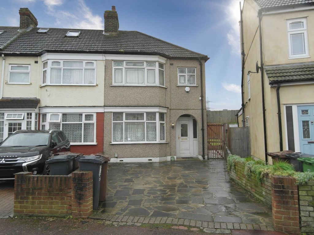 3 bed end terrace house for sale in Westminster Gardens, Barking, Essex