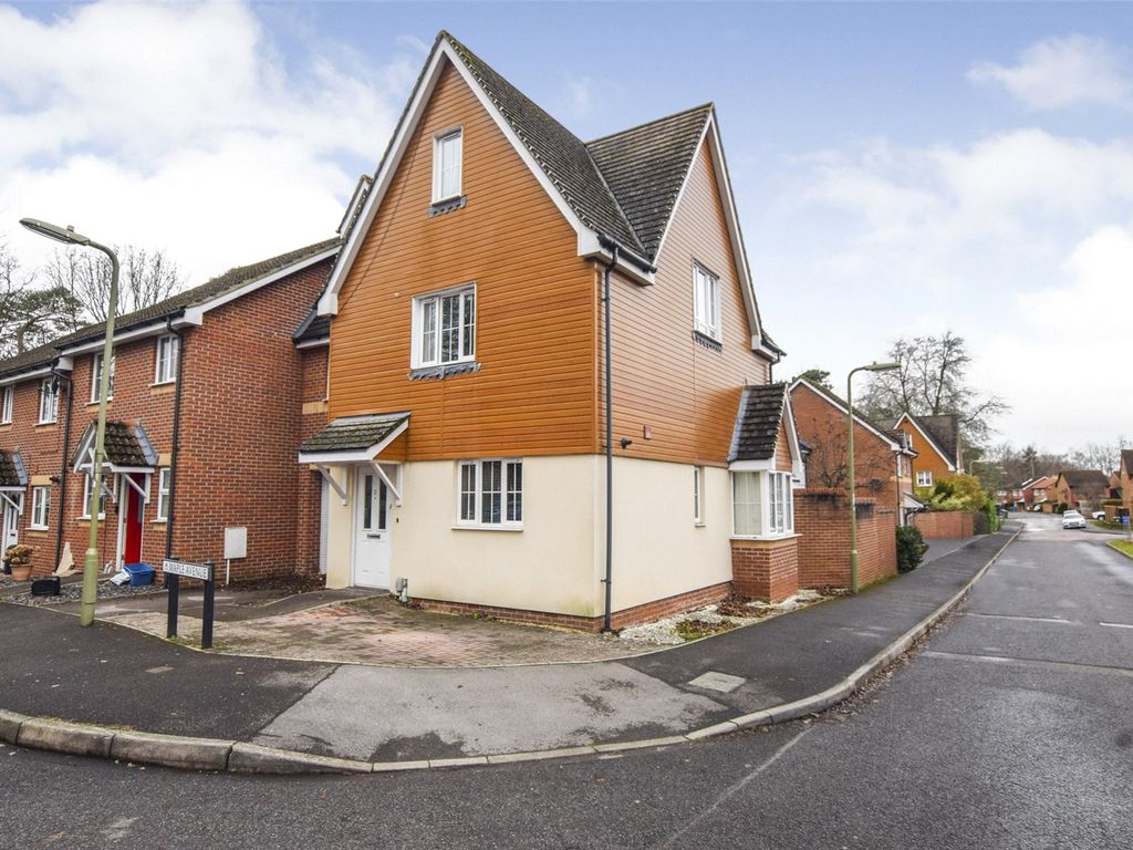 4 bed town house for sale in Maple Avenue, Farnborough, Hampshire GU14