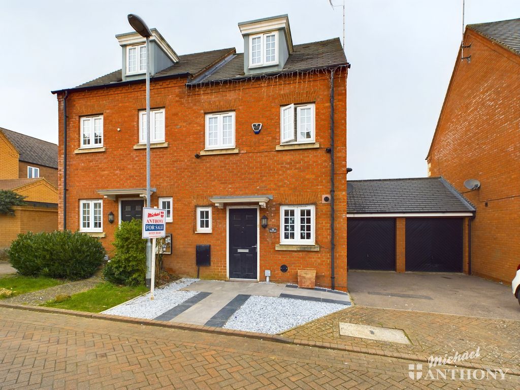 3 bed semidetached house for sale in Plover Road, Leighton Buzzard LU7
