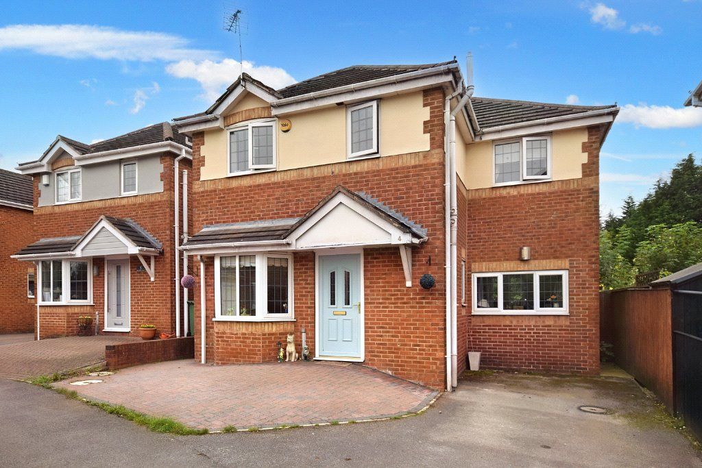 4 bed detached house for sale in Bramble Court, Outwood, Wakefield, West Yorkshire WF1, £320,000