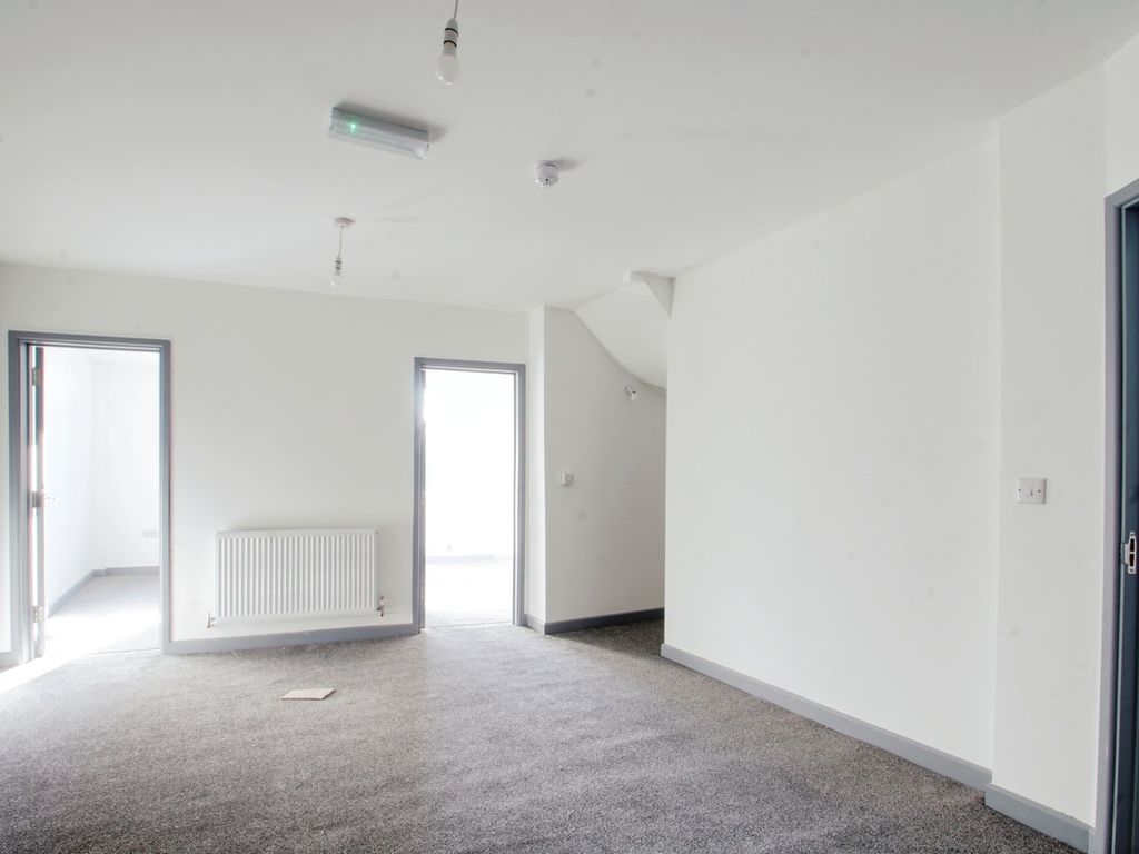 2 bed flat to rent in Uxbridge Road, Hayes UB4, £1,650 pcm Zoopla