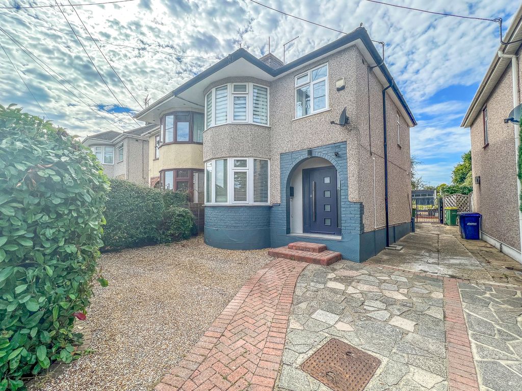 3 bed semidetached house for sale in Broadlands Avenue, Hockley SS5, £
