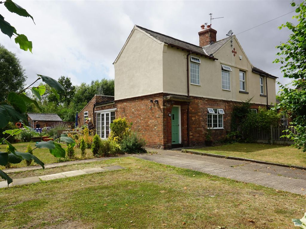 3 bed semidetached house for sale in Skellow Road, Carcroft, Doncaster