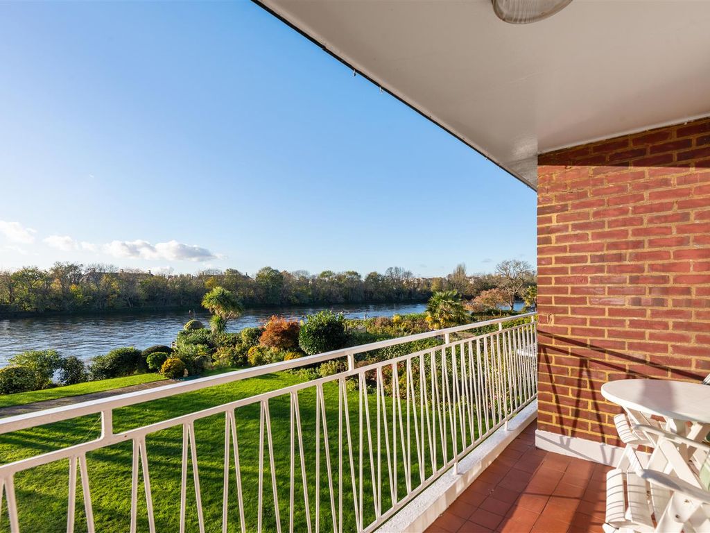 3 bed flat for sale in Thames Village, London W4 Zoopla