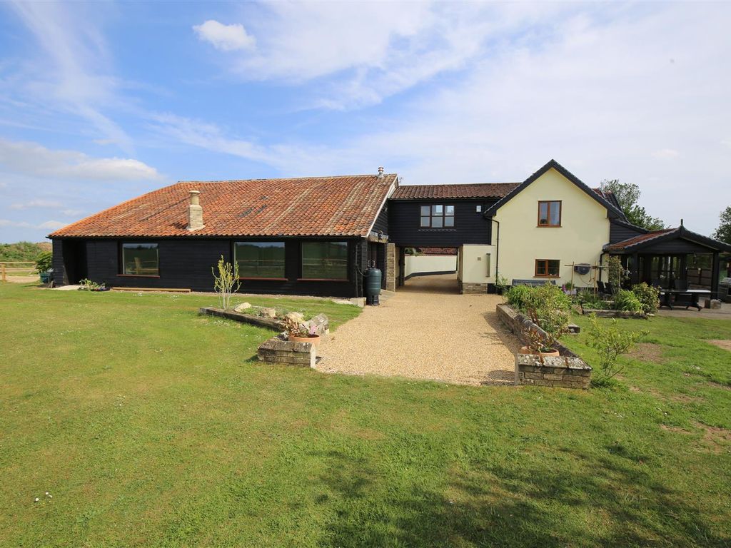 5 bed detached house for sale in Attleborough Road, Caston