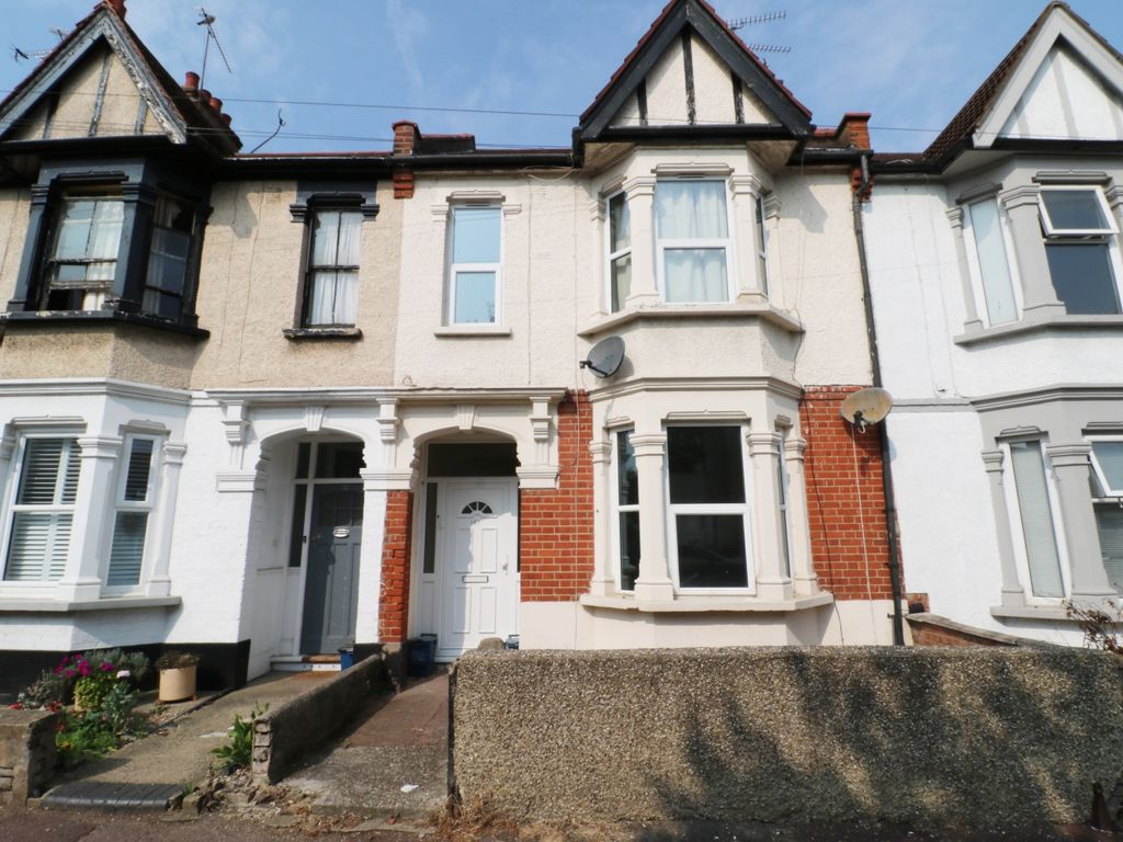 2 bed flat to rent in Beedell Avenue, WestcliffOnSea SS0, £950 pcm